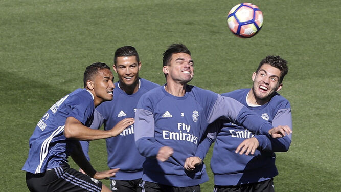 Danilo, Cristiano, Pepe y Kovacic bromean en una acción del entrenamiento de ayer en Valdebebas.