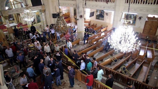Personal de Seguridad investiga el atentado de la iglesia de San Marcos, en El Cairo.