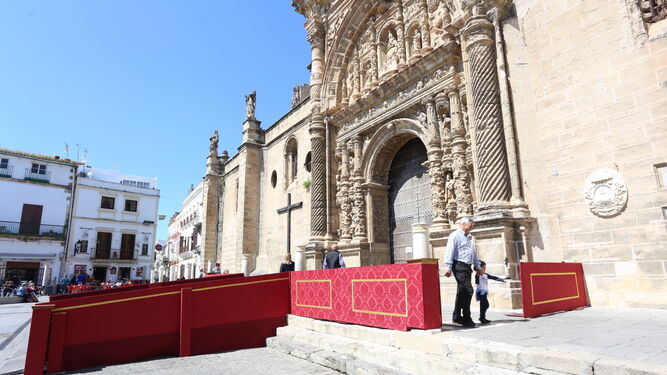 Las vallas que delimitan la rampa de la Puerta del Sol de la Basílica Menor han sido vestidas este año de terciopelo para mejorar su imagen.