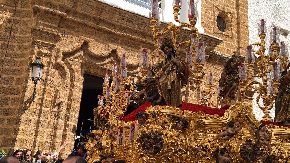 El paso con la imagen del Cristo de la Misericordia, tras su salida de la iglesia de La Palma.