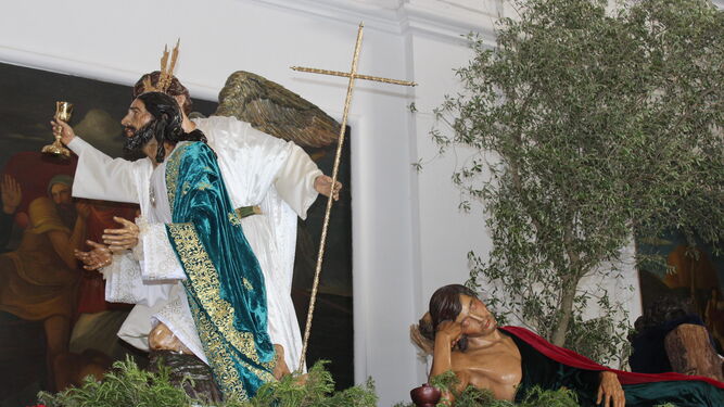 El paso de la Sagrada Oración en el Huerto se preparaba ayer en la parroquia de San Paulino de Barbate.