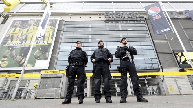 Policías montan guardia en los alrededores del estadio Signal Iduna Park en Dortmund.