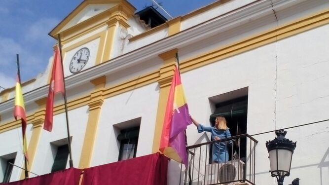 Isabel Cala, primera teniente de alcalde de Trebujena, iza la bandera republicana, el pasado viernes.