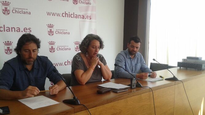 Rueda de prensa ofrecida por Podemos en el Ayuntamiento el lunes.