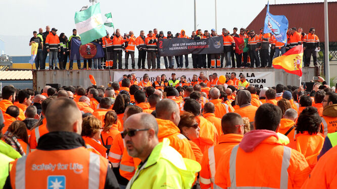 Protesta de estibadores en el puerto de Algeciras.