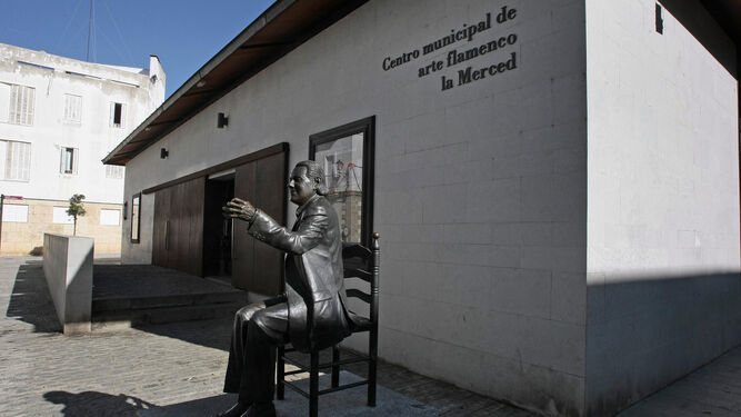 La fachada del Centro de Arte Flamenco de la Merced con la estatua de Chano Lobato.