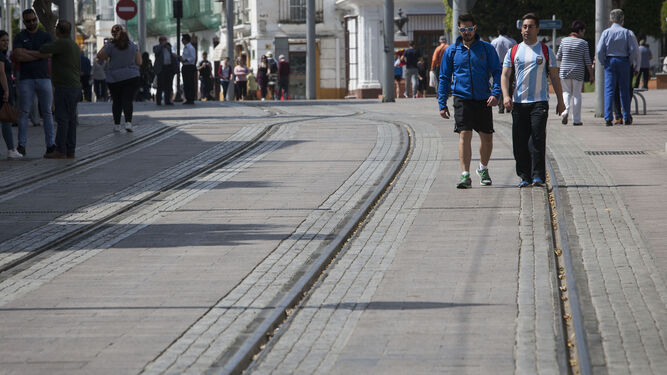 Uno de los tramos de la plataforma tranviaria en la calle Real, en una imagen de ayer por la mañana.