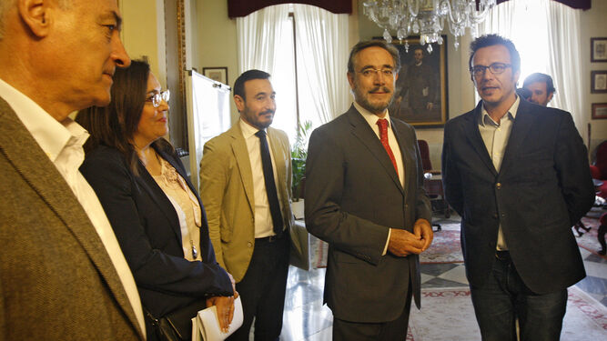 El consejero de Fomento y Vivienda, Felipe López, junto al alcalde de Cádiz, José María González.