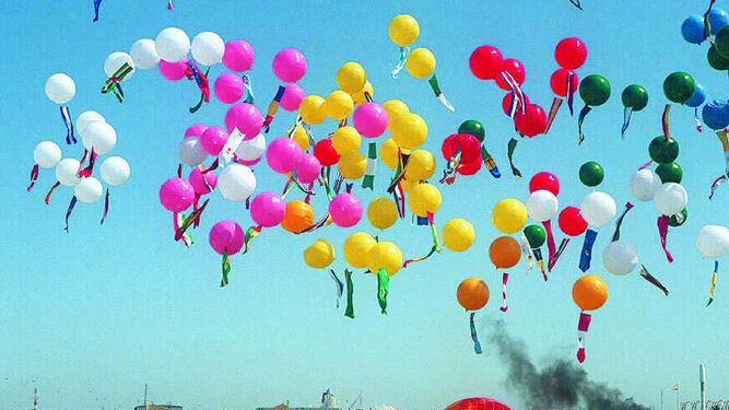 Cientos de globos, de donde colgaban las banderas de los países participantes, fueron elevados al cielo sevillano.