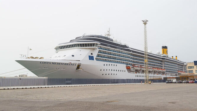 El crucero 'Costa Mediterránea' atracado en el puerto de Cádiz.