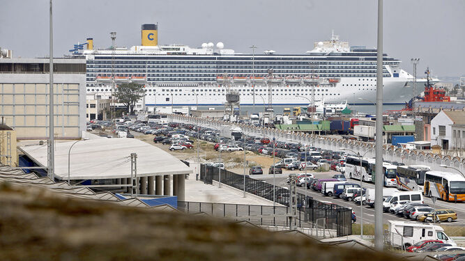 El 'Costa Mediterránea', de Costa Cruceros, escaló ayer en el puerto de Cádiz.