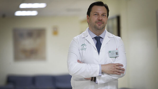 El director gerente del Hospital Puerta del Mar, Fernando Forja, ayer en el pasillo del área de Dirección del centro.