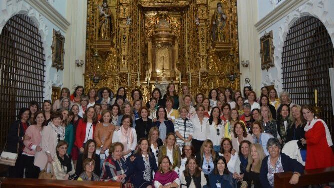 Reunión de antiguas alumnas de la Compañía de María de San Fernando, pertenecientes a la promoción de 1967-78,  en la capilla del colegio, tras finalizar la ceremonia oficiada por el padre Ignacio Galán.
