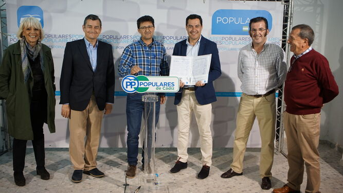 Juanma Moreno y Antonio Sanz con responsables del PP benalupense.