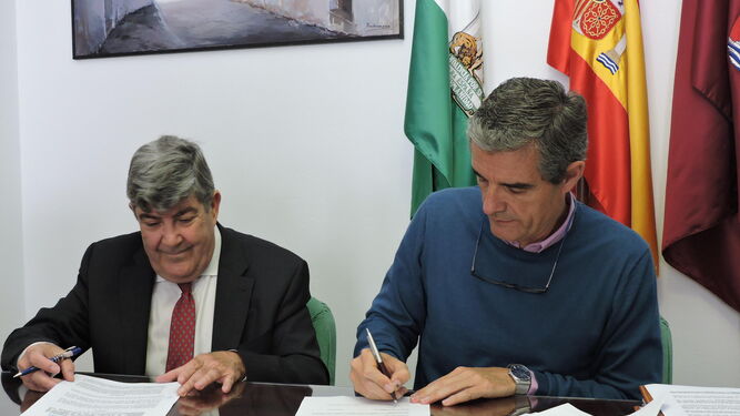 El alcalde y el representante de Endesa firmando el nuevo convenio de colaboración.