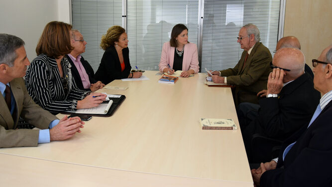 Reunión de la alcaldesa con la junta directiva de la Academia de San Romualdo