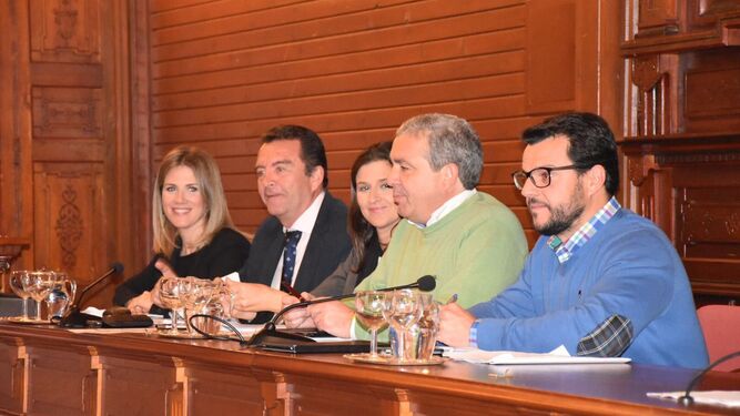 La portavoz del PP, Ana Mestre, y otros concejales populares, en una reunión del Pleno del Ayuntamiento.