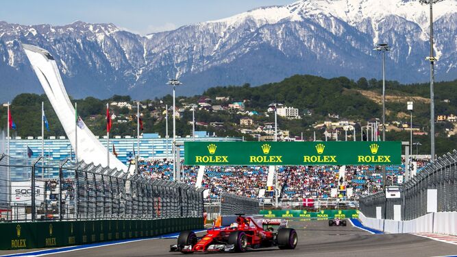 Sebastian Vettel rueda en solitario durante la sesión de clasificación del Gran Premio de Rusia.