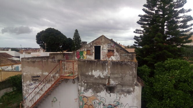 Una vista general de la casa abandonada, que presenta un estado deplorable.