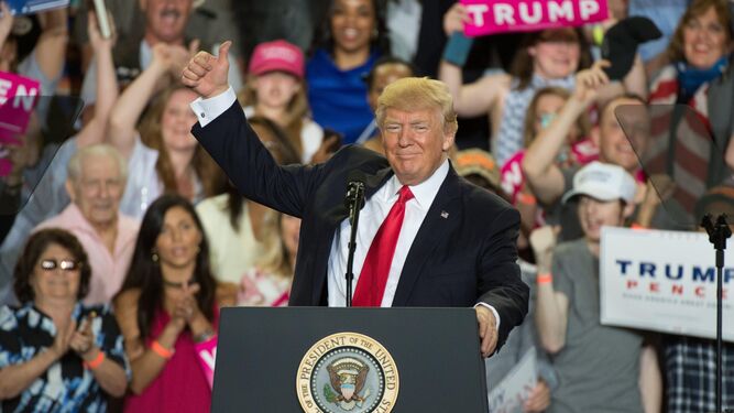 Trump durante su mitin en Harrisburg (Pensilvania), donde celebró sus primeros cien días como presidente.