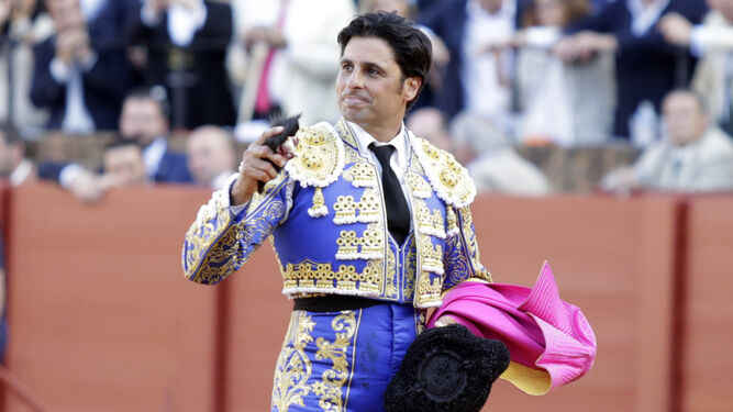 Francisco Rivera Ordóñez 'Paquirri', con su último trofeo conseguido en la plaza de toros de la Maestranza, donde se despidió.
