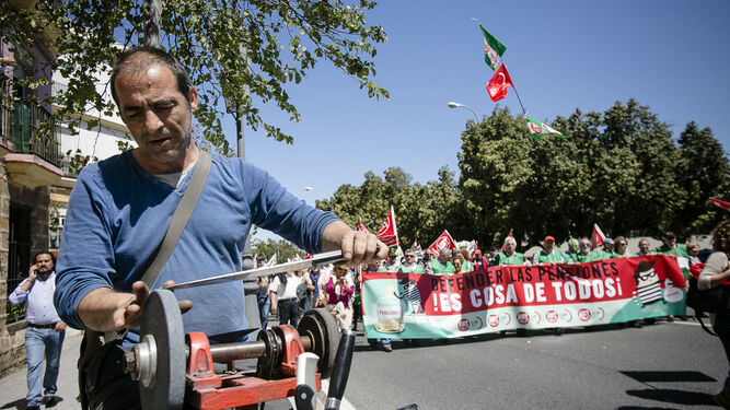 Un afilador, en pleno recorrido de la manifestación del Día Internacional del Trabajo, ayer en Cádiz capital.