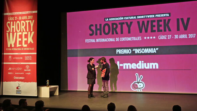 Alfonso García López gana el premio Insomnia del Shorty Week con 'I-medium', en el Teatro del Títere.