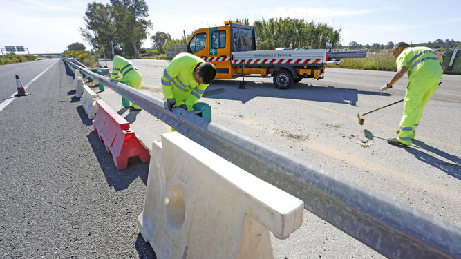 Operarios de Carreteras trabajando en la autovía y en la vía de servicio de la Jerez-Arcos para facilitar los accesos al circuito.