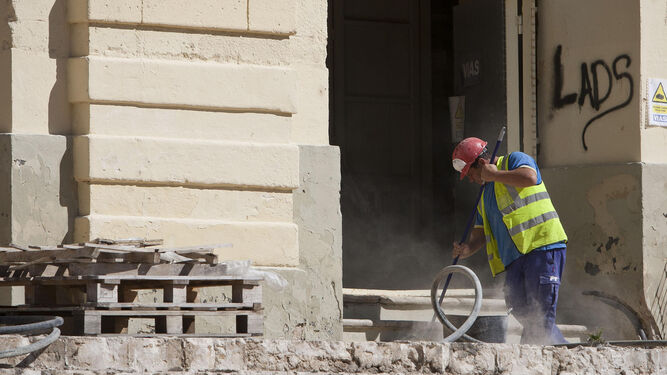 Un operario durante la fase de demolición en la Casa Consistorial.
