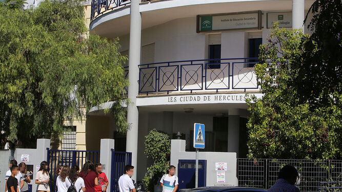 Imagen de archivo de un grupo de alumnos en la entrada de un instituto de la localidad.