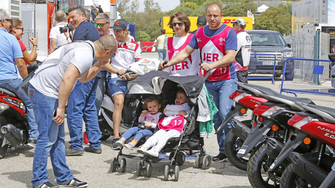 Jorge Navarro, montado en su scooter, en segundo plano en una curiosa imagen ayer en el paddock.