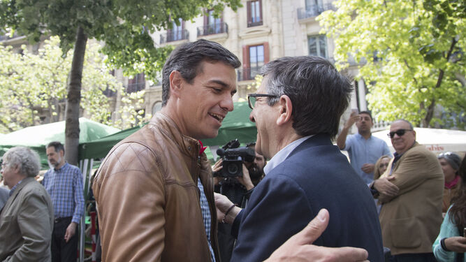 Pedro Sánchez saluda a Patxi López en un encuentro reciente.