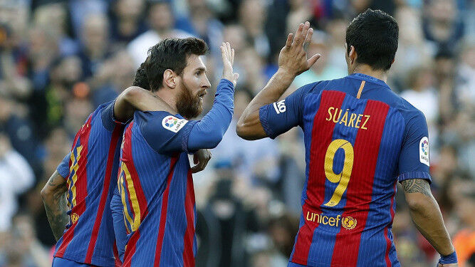 Messi, Neymar y Suárez celebran uno de los goles.