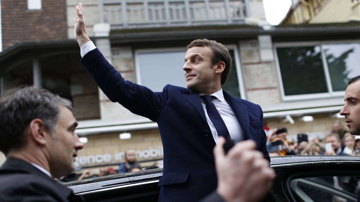 Macron saludando a unos seguidores.