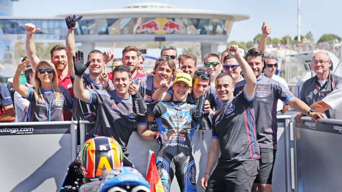 Arón Canet celebra el triunfo en Jerez con todo su equipo.