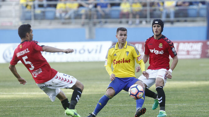 Aketxe y Bouzón tratan de llegar al balón durante el partido entre el Cádiz y el conjunto catalán.