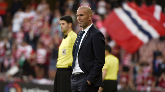 Zinedine Zidane sigue el juego de los suyos durante el partido del pasado sábado en Granada.