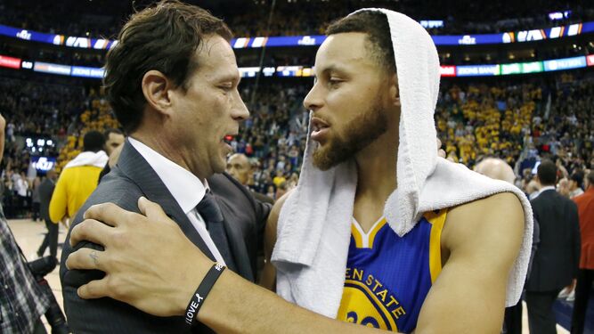 El entrenador de Utah, Quin Snyder, felicita a Curry tras el partido.