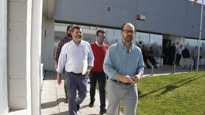 Alfonso Candón, saliendo ayer del Juzgado portuense acompañado por otros concejales del PP.