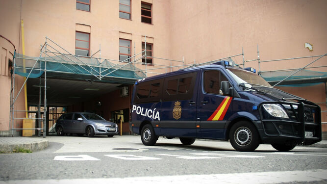 Vista de la comisaría de la Policía Nacional de La Coruña, donde está detenido el padre del niño de 11 años hallado muerto.