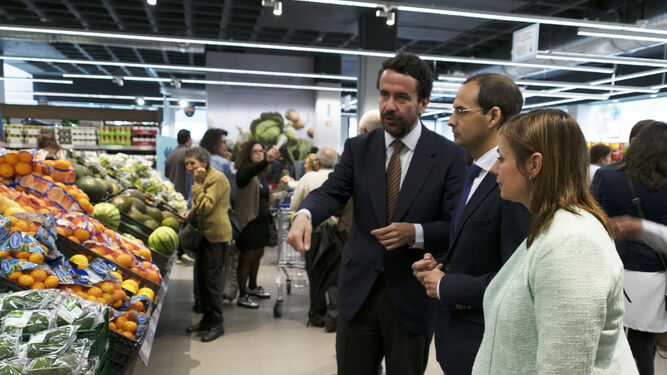 El alcalde inauguró ayer el supermercado coincidiendo con la primera jornada de apertura al público.