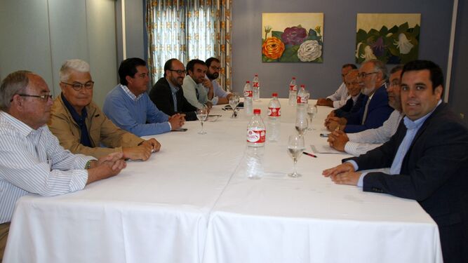 Una imagen del encuentro mantenido entre la Asociación de Empresarios de El Puerto y el Partido Popular.