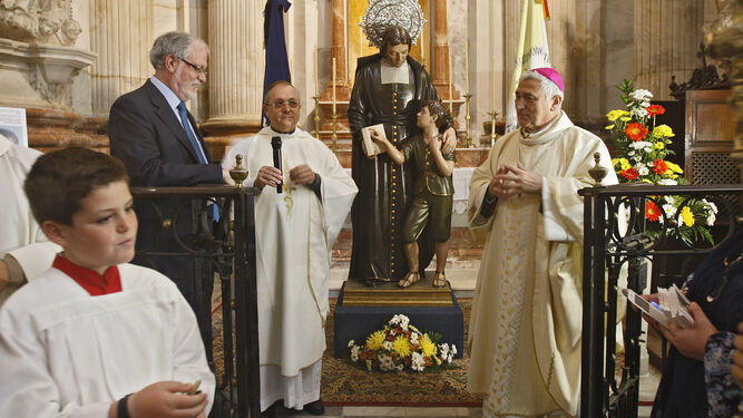 El obispo de Cádiz y Ceuta, Rafael Zornoza, preside el acto de bendición de la imagen de San Juan Bautista de la Salle.