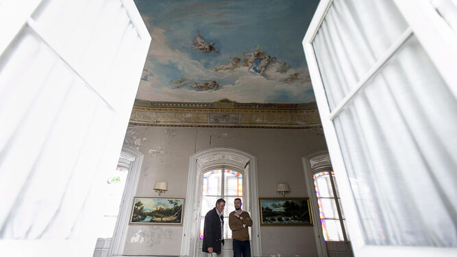 Martín Vila y Miguel Fernández en el salón cuyo fresco del techo presume ser de Abarzuza.