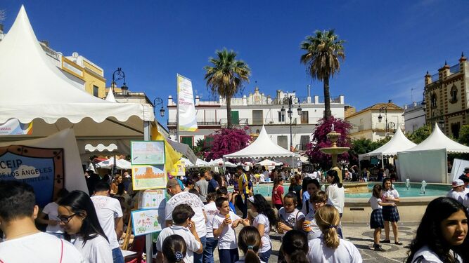 La Feria del Emprendimiento se celebró con carpas instaladas en la Plaza del Cabildo y la calle San Juan.