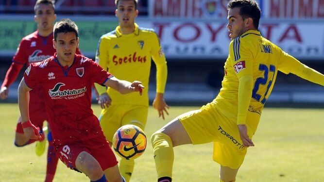 Jesús Imaz golpea el balón en Soria, donde marcó el 0-1