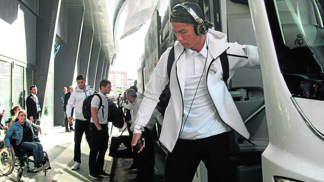 Cristiano Ronaldo se baja del autobús del Real Madrid en Balaídos antes del partido contra el Celta.