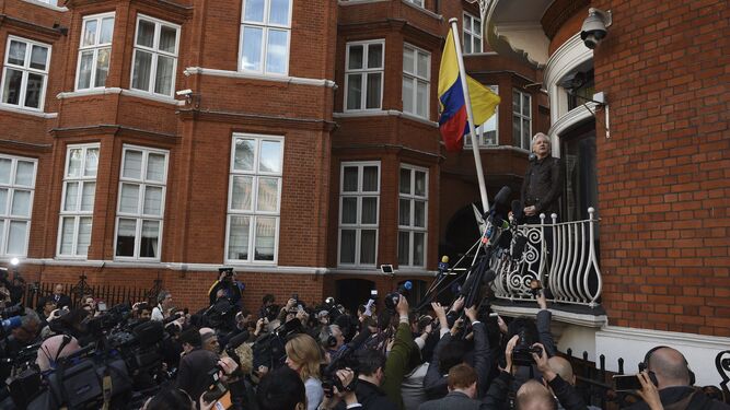 Assange comparece ante los medios desde el balcón de la embajada ecuatoriana en Londres.