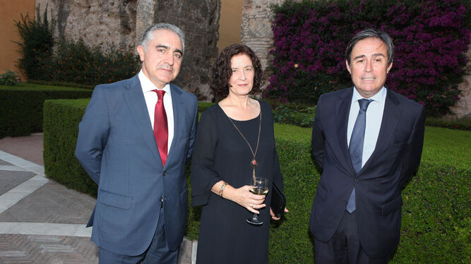 Luis Marín, director del Banco Popular en Andalucía; Irene Marín y Ricardo Pumar, presidente de Insur.