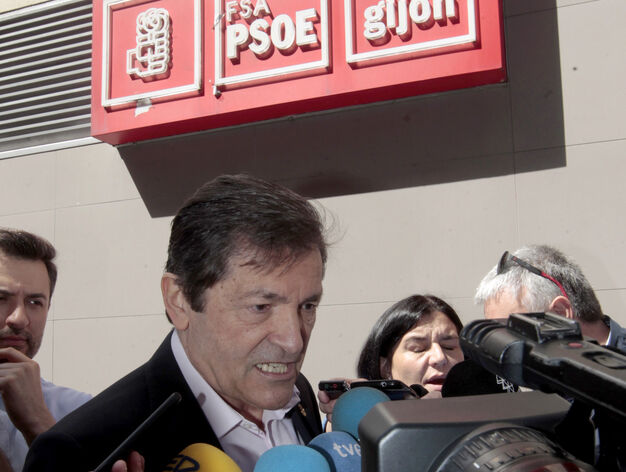 El presidente de la Comisi&oacute;n Gestora del PSOE, Javier Fern&aacute;ndez, tras votar en Gij&oacute;n.